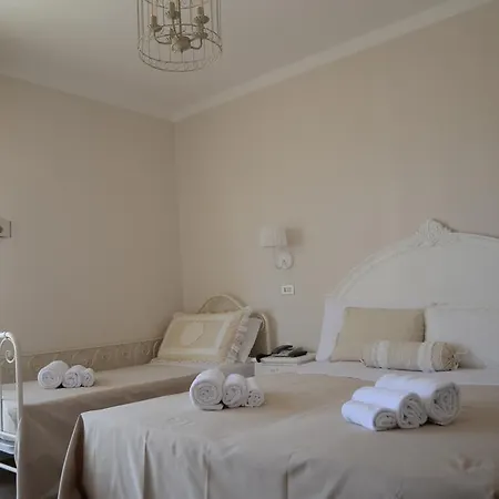 Monique Hotel 3*
