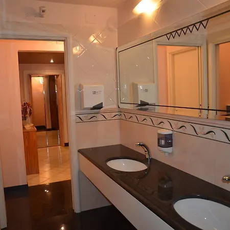 Monique Hotel 3*