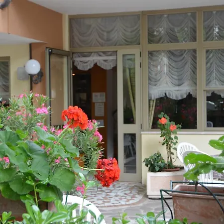 Monique Hotel 3*